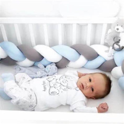bebe allonge dans berceau avec tresse de lit doudou