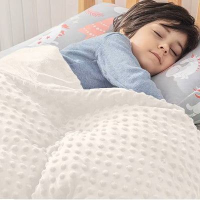 couverture bebe blanche dort paisiblement dans son lit