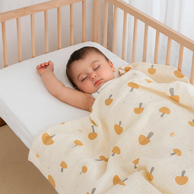 couverture bebe dort dans berceau bras leve