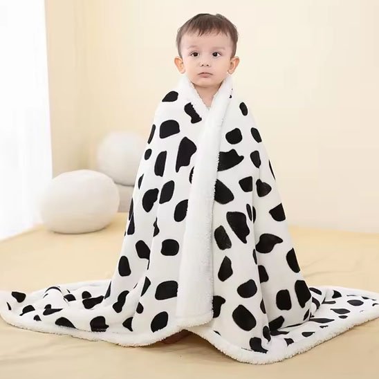 couverture bebe polaire tache de vache couvre l enfant debout