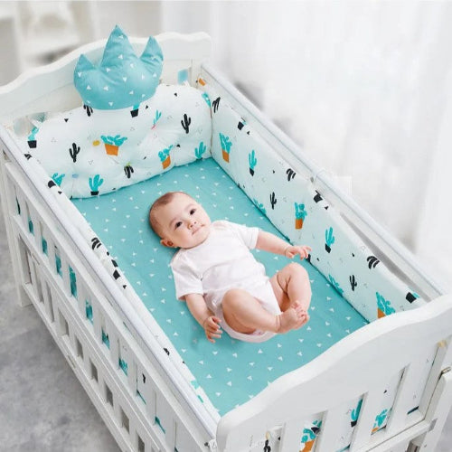 tour de lit bebe allonge dans berceau blanc