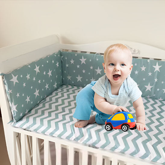 tour de lit bebe assis dans berceau avec jouet voiture