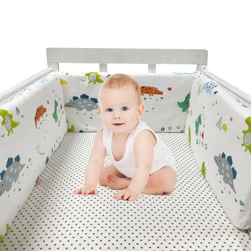 tour de lit bebe assis dans berceau decor dinosaures