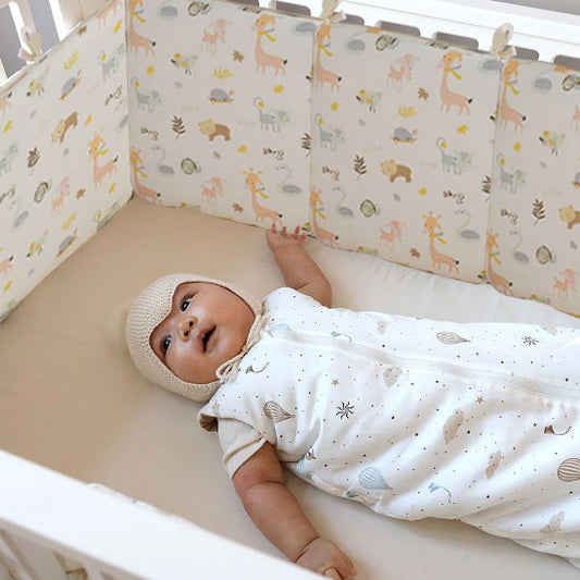 tour de lit bebe avec bonnet allonge dans berceau