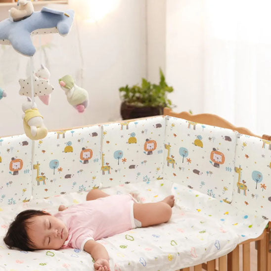 tour de lit bebe dort dans berceau bois mobile musical