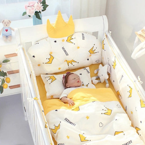tour de lit bebe dort dans berceau doudou fleurs