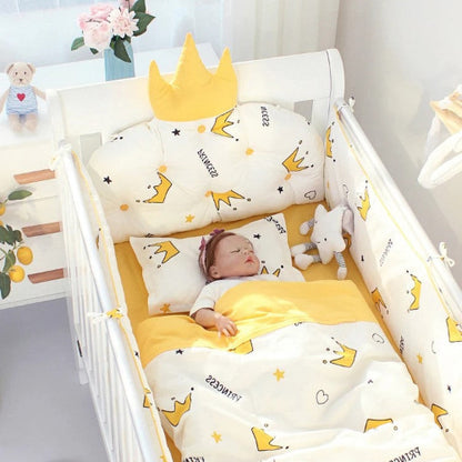 tour de lit bebe dort dans berceau doudou fleurs