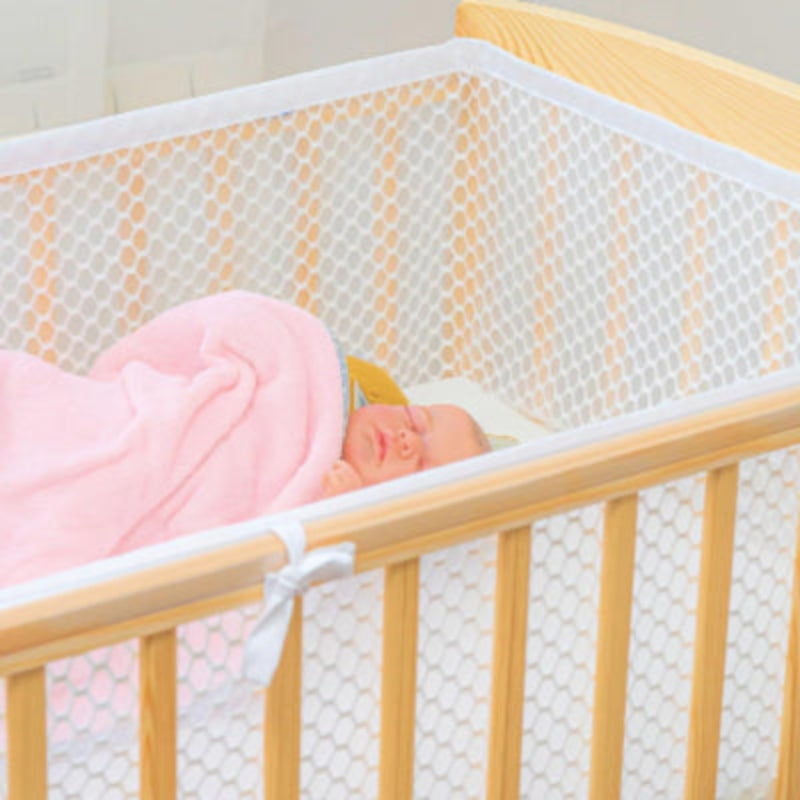 tour de lit respirant bebe dans berceau bois couverture rose