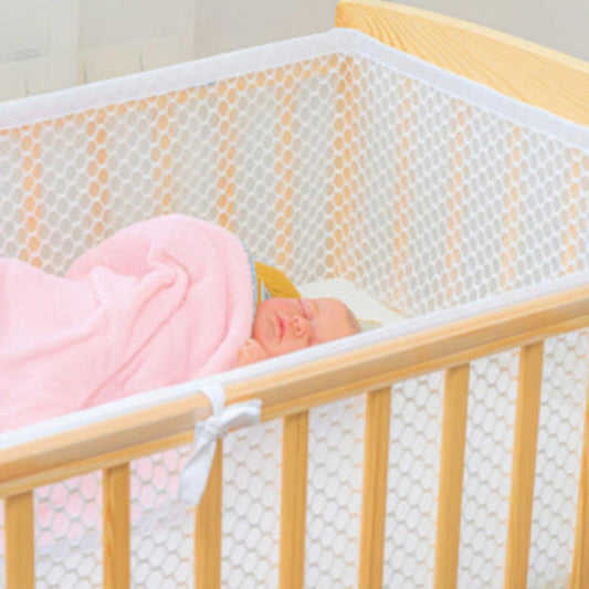 tour de lit respirant bebe dans berceau bois couverture rose