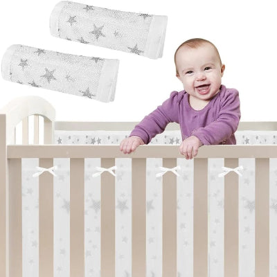 tour de lit respirant bebe debout dans le berceau