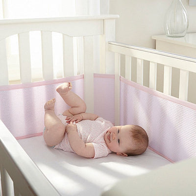 tour de lit respirant rose bebe souriant allonge dans berceau