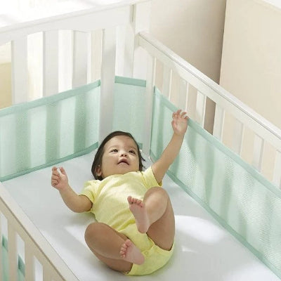 tour de lit respirant vert bebe allonge dans le berceau