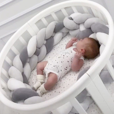 tour de lit tresse gris blanc bebe dans berceau