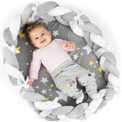 tour de lit tresse gris blanc bebe sourit