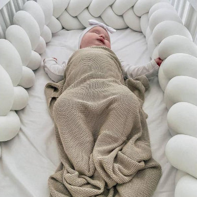tresse de lit bebe dort berceau couverture