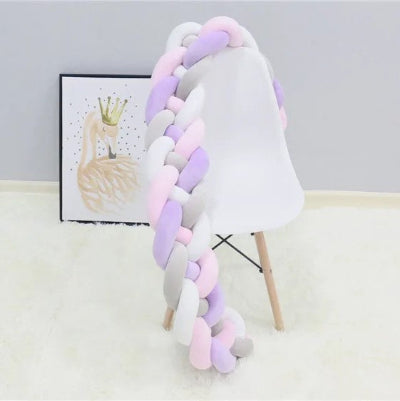tresse de lit bebe multicouleur chaise blanche cadre photo
